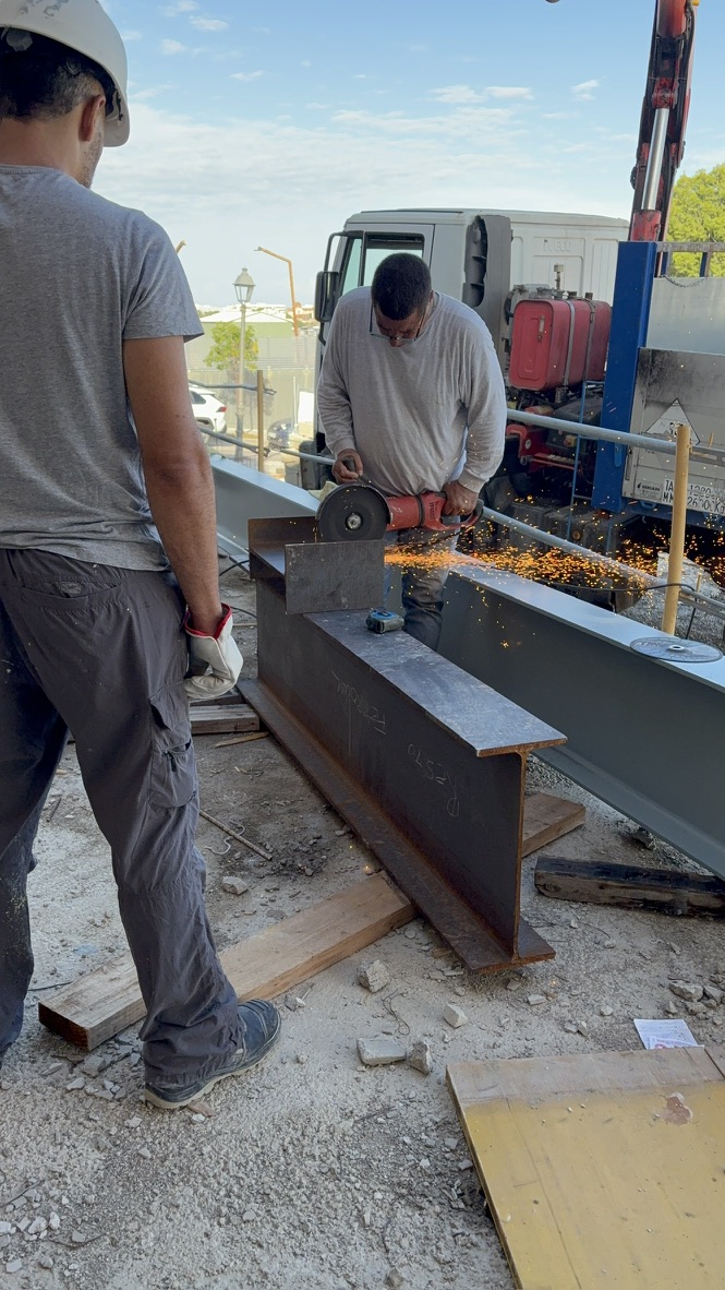 Corte y soldadura de vigas metálicas en obra, Martínmariné Construye