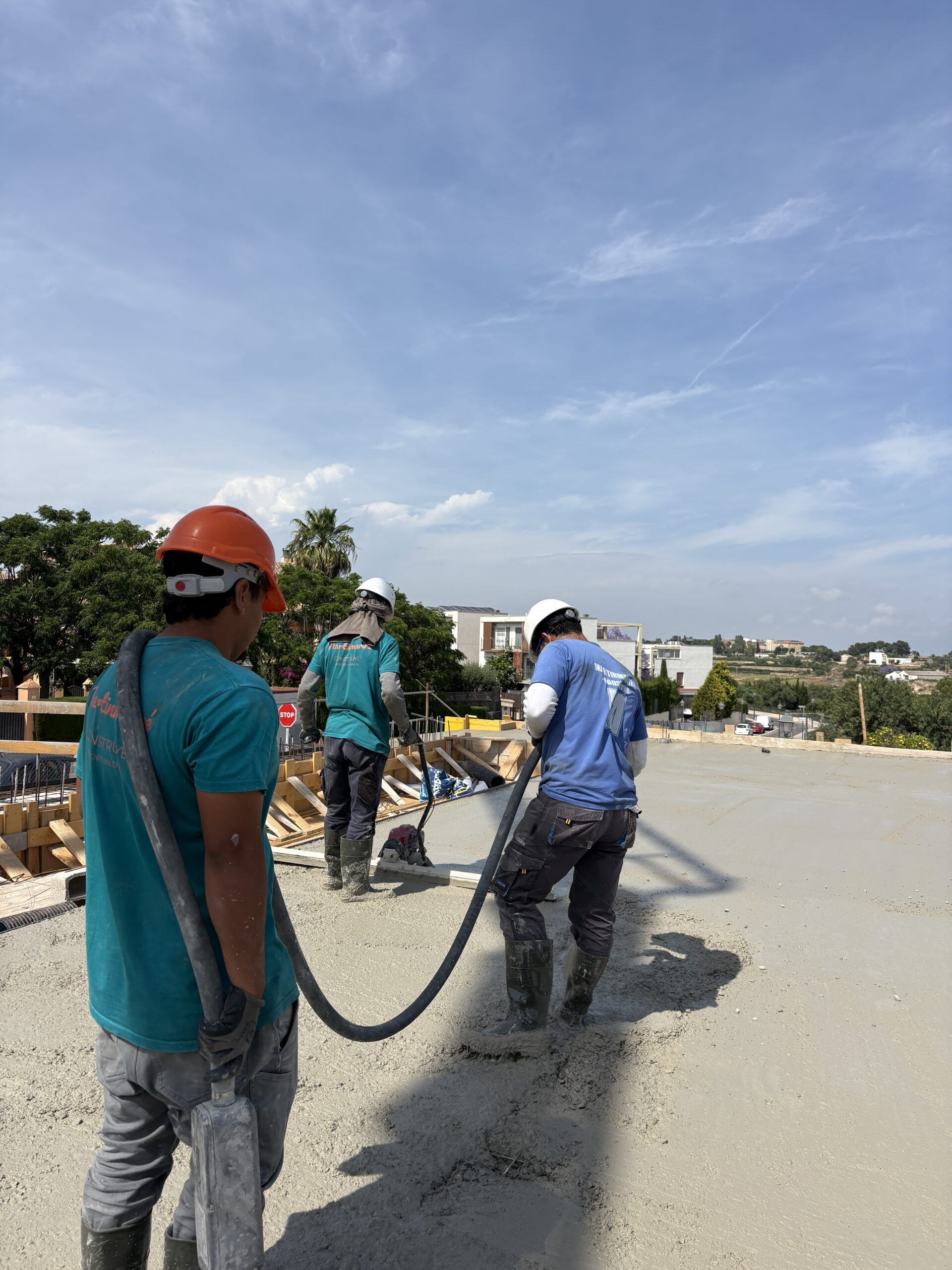 Hormigonado y vibrado de losa por el equipo de Martínmariné Construye