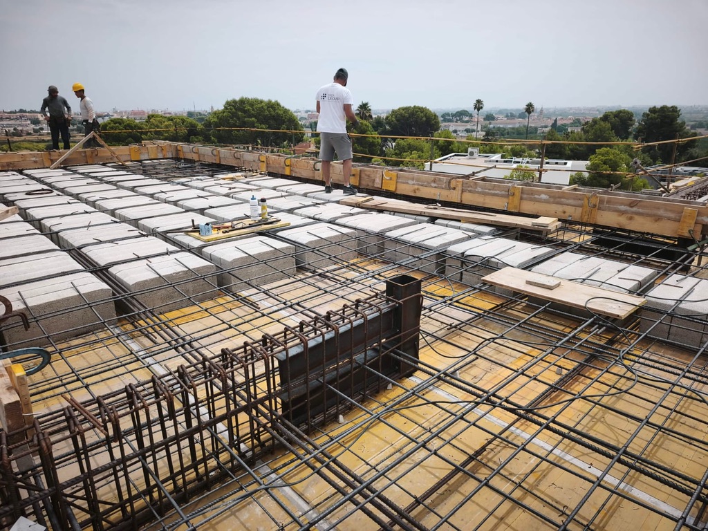Montaje de ferralla de forjado en obra, Martínmariné Construye